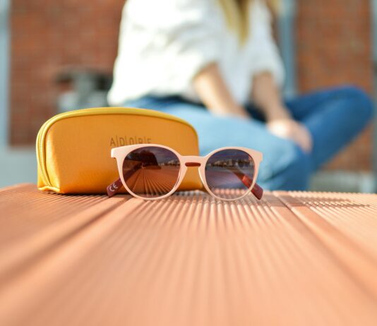 여름철 모자와 선글라스 선택법 sunglasses beside a purse