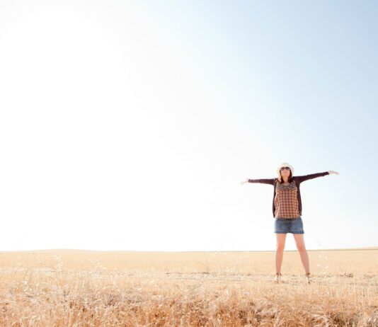 전국적으로 폭염 확대…정부, 인명피해 최소화에 총력 대응 woman standing on field