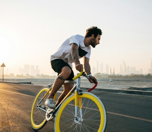 자전거 타기의 체중 감량 효과 man riding bicycle on road during daytime