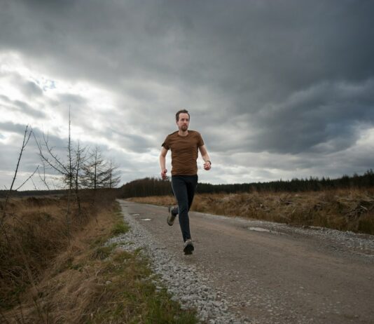 단풍 속을 달리며 운동하는 가을 다이어트 플랜 man running at the road during daytime
