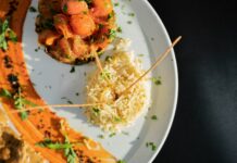 효율적인 다이어트를 위한 자연식과 운동의 결합 a white plate topped with meat and rice