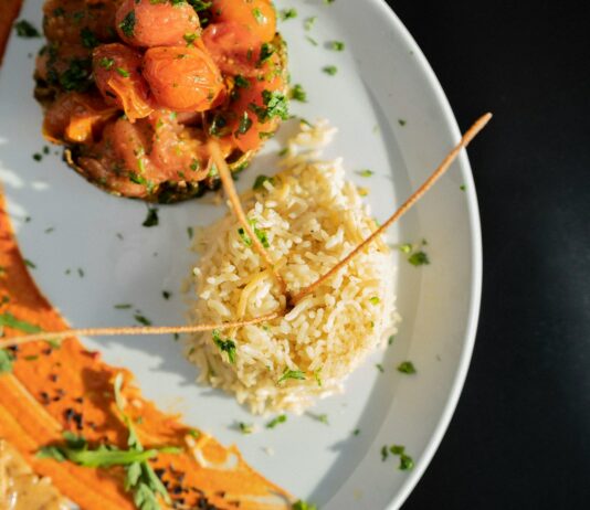 효율적인 다이어트를 위한 자연식과 운동의 결합 a white plate topped with meat and rice