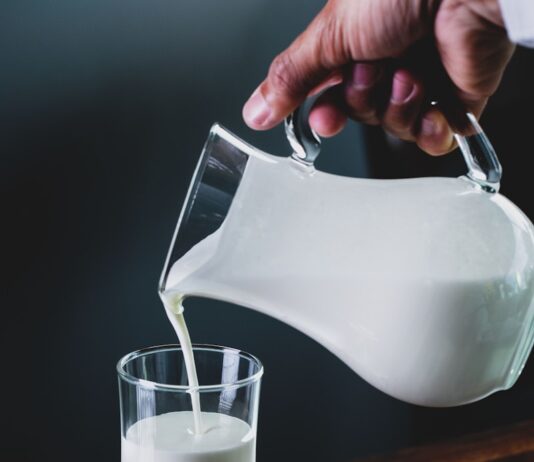 식단과 운동을 통한 체지방 감소와 건강 증진 방법 person pours milk into glass