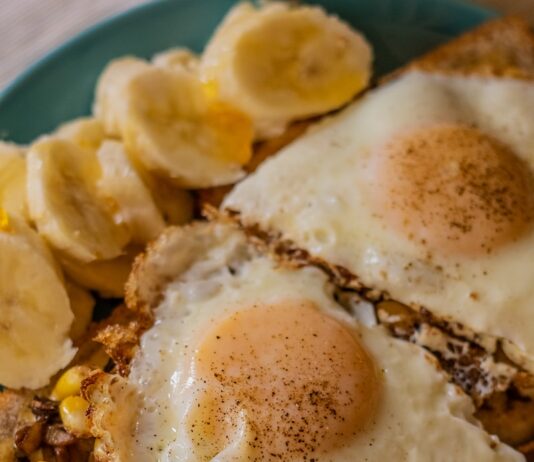 체중 감량 최적기, 가을철 운동으로 다이어트 성공하기 white and brown pastry on blue ceramic plate