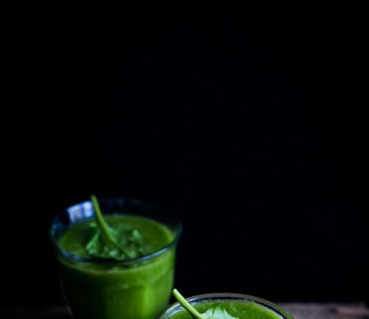 성공적인 다이어트를 위한 자연식 레시피 two green shakes