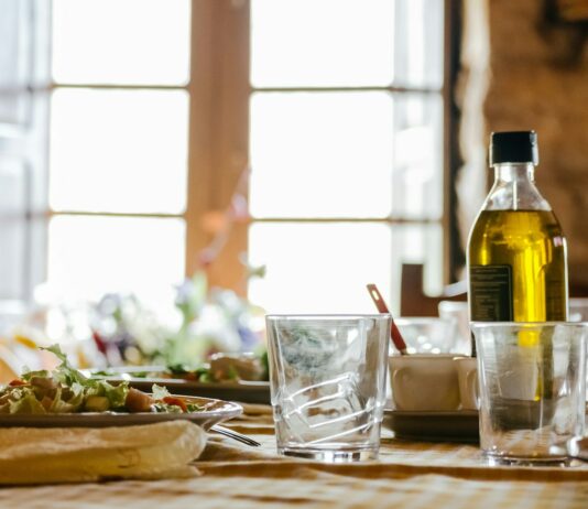 신체 기능을 최적화하는 식단과 운동 계획 two empty clear rocks glasses