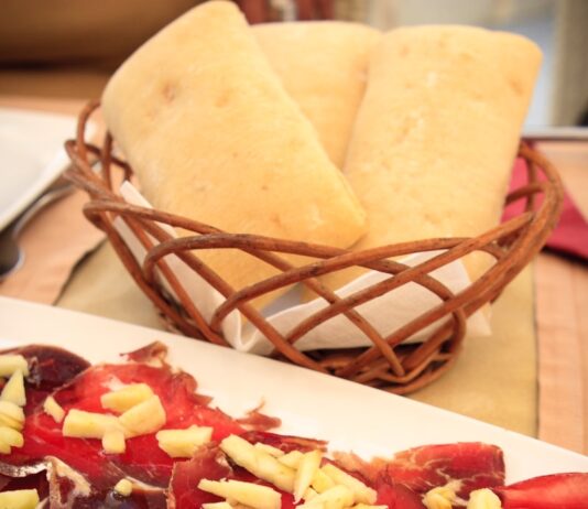 다이어트 성공 비법: 꾸준함이 만들어낸 변화 a plate of food