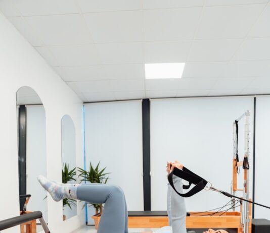 코어 근육 강화, 균형 있는 몸매 만들기 a woman is doing a pivot on a pivot machine