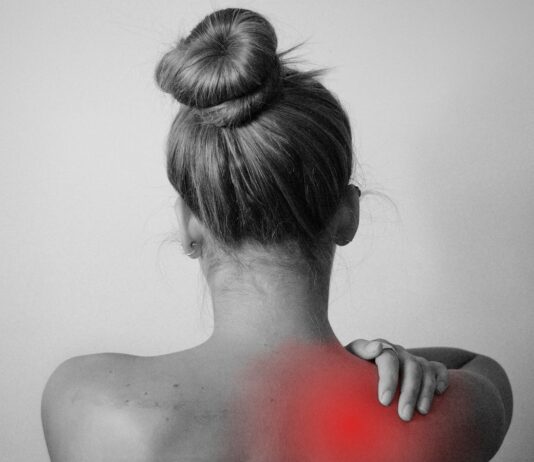 어깨 통증, 방치하면 악화될 수도… 주요 원인 4가지와 치료법 어깨 통증