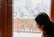 더 많은 독서를 위한 계획 세우기 woman in red and black striped long sleeve shirt and blue denim jeans sitting on brown